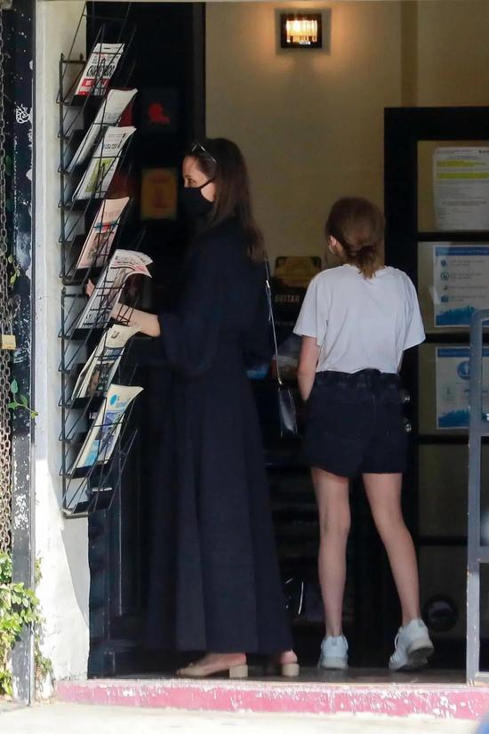 当地时间5月8日，Angelina Jolie和女儿一起购物度过母亲节