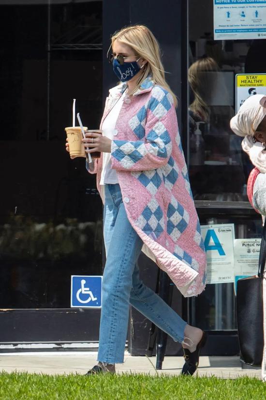 当地时间5月10日，Emma Roberts在洛杉矶吃午餐