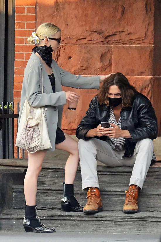 当地时间5月20日,anya taylor-joy和男友malcolm mcrae在纽约出街