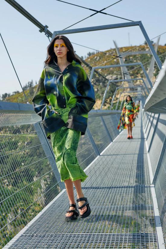 媲美户外记录片的秀场亮点不止是模特