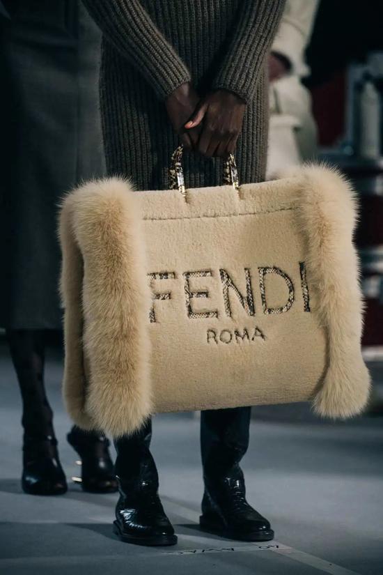 Fendi 2021秋冬女装系列中的包袋配饰