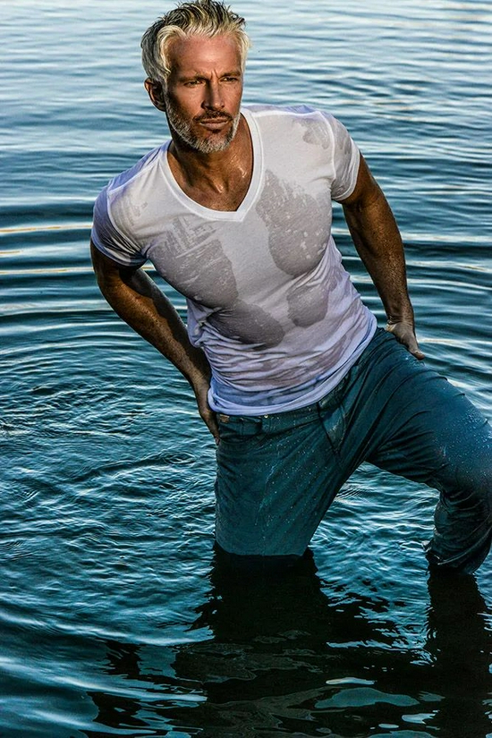 44岁美国男模走红网络,银发老头的风格非常抢眼!