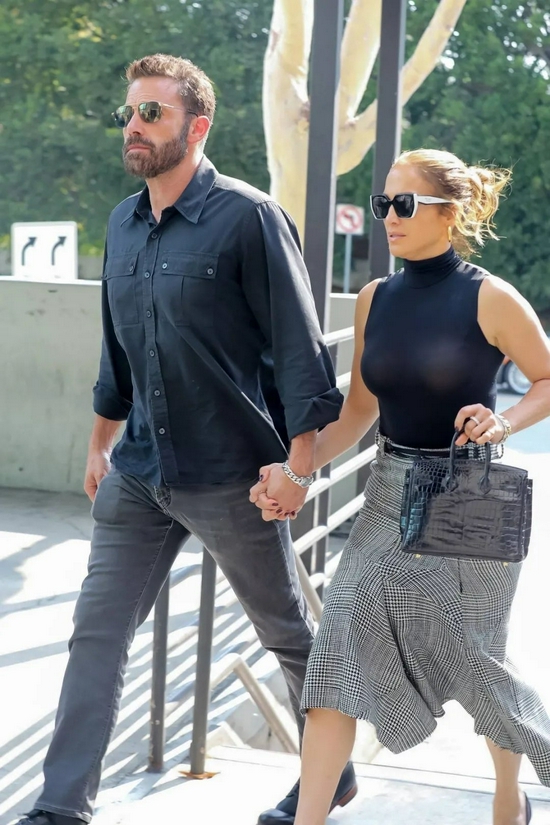 当地时间8月24日，Ben Affleck和Jennifer Lopez现身LA街头