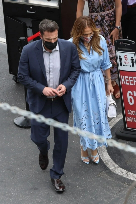 当地时间8月21日，Jennifer Lopez和Ben Affleck共同现身LA