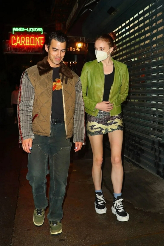 当地时间10月4号，Sophie Turner和老公Joe Jonas现身纽约