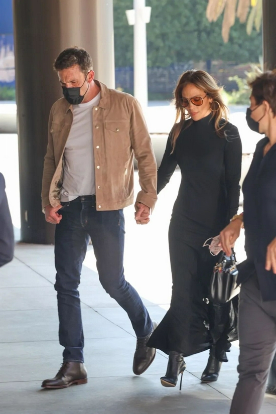 当地时间10月3日，Jennifer Lopez 和男友Ben Affleck现身西好莱坞