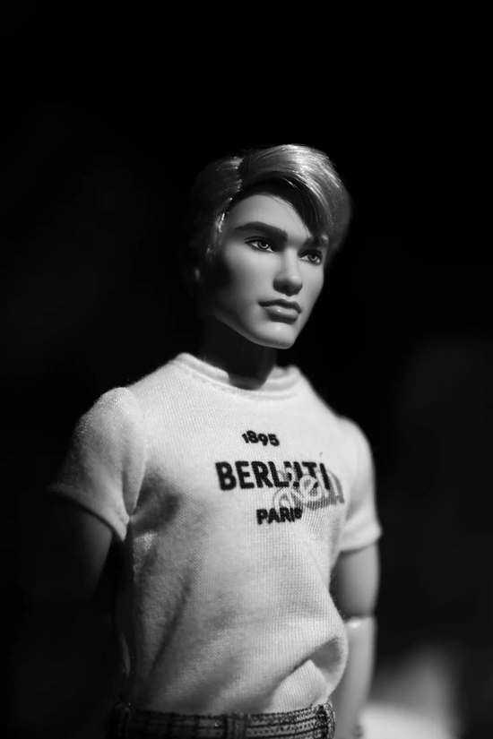  Ken 身穿“Ken & Berluti”T 恤