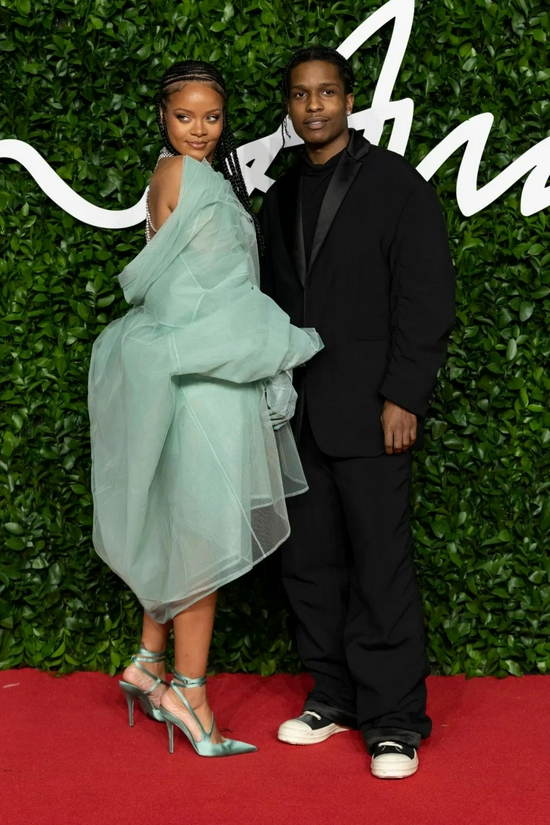 蕾哈娜穿着 Fenty 的礼服与A$AP Rocky 一同出席颁奖典礼