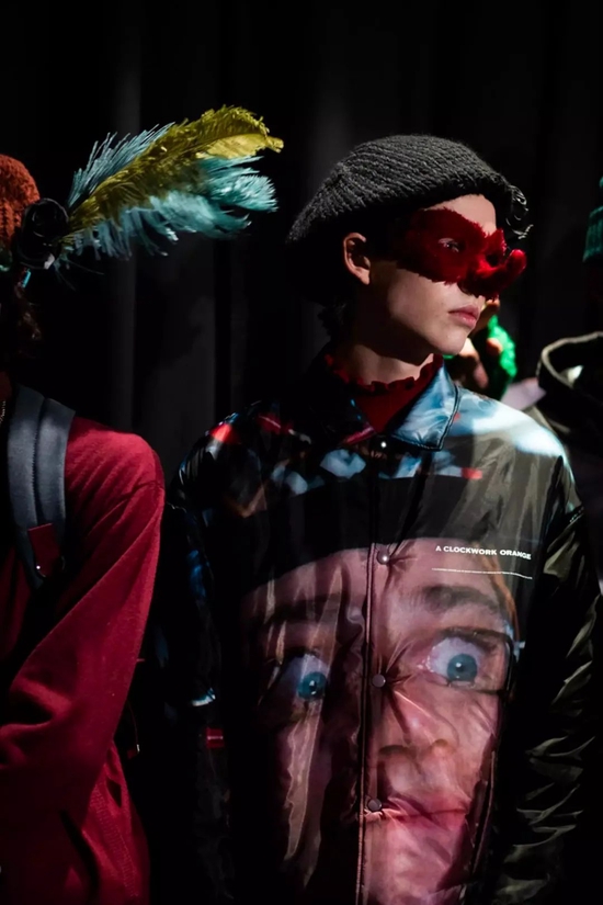 cover backstage / via highsnobiety聚焦此番秀场,大量的《发条橙》