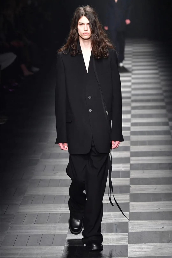ann demeulemeester 2022 fw"西装大佬"的造型里,衬衫或t恤被掖进裤腰