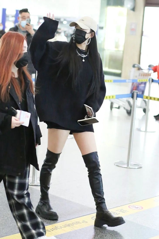 我发现女团们都爱在40度的天里穿靴子