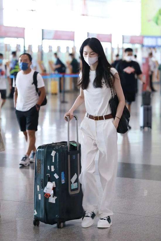 倪妮的therow牛仔装真心时髦被高圆圆的水桶包种草了