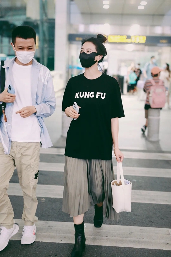 倪妮的therow牛仔装真心时髦被高圆圆的水桶包种草了