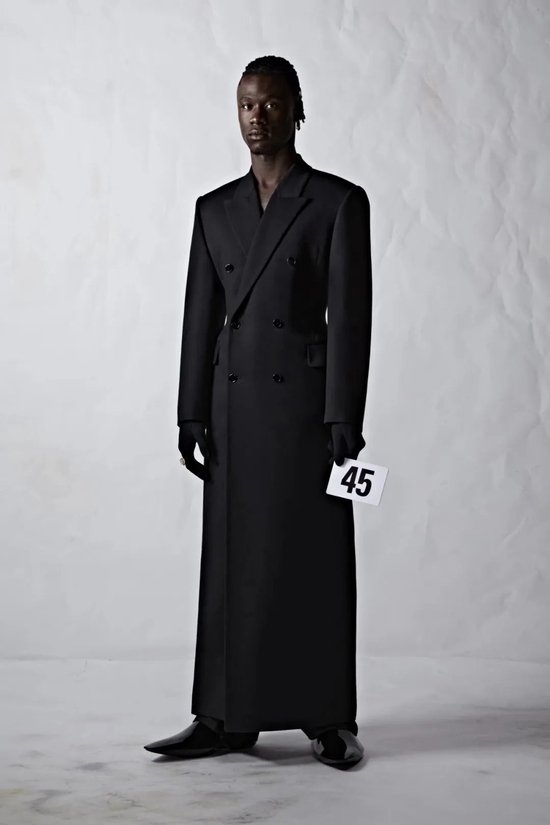  Eduardo Camavinga 走上 Balenciaga 高定秀场