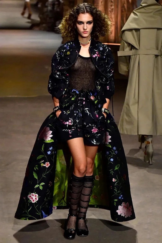 如何用大裙撑再现古典主义新浪潮