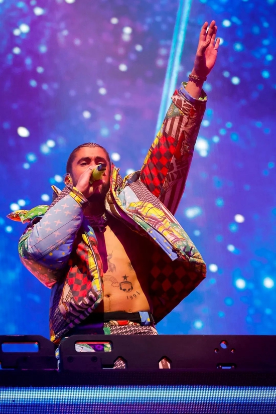 Bad Bunny / Via VOGUE