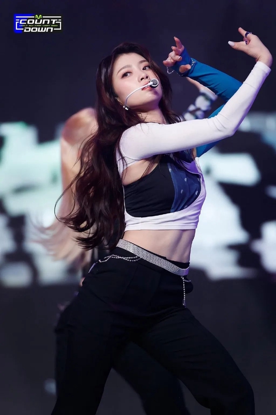 时髦办 | 第一个刷爆韩网的是汤唯,第二个是她