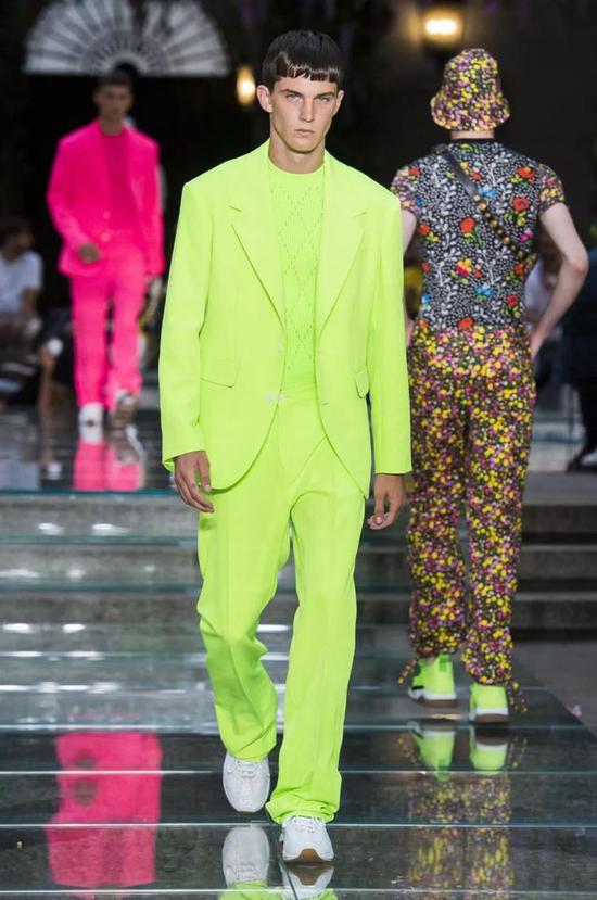 2018年男装周潮流男士连身裤和改良式西装重回江湖