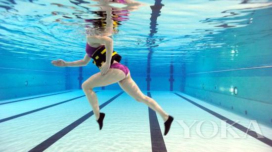 在泳池里慢走 事半功倍的健身方式 图片来自pinester