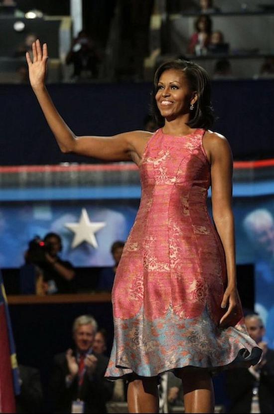 穿着Tracy Reese粉色长裙的Michelle Obama（图片来源：glamour）