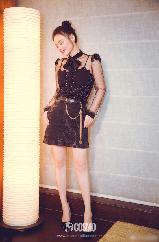 黑色波点透视衬衫、A字短裙来自Givenchy