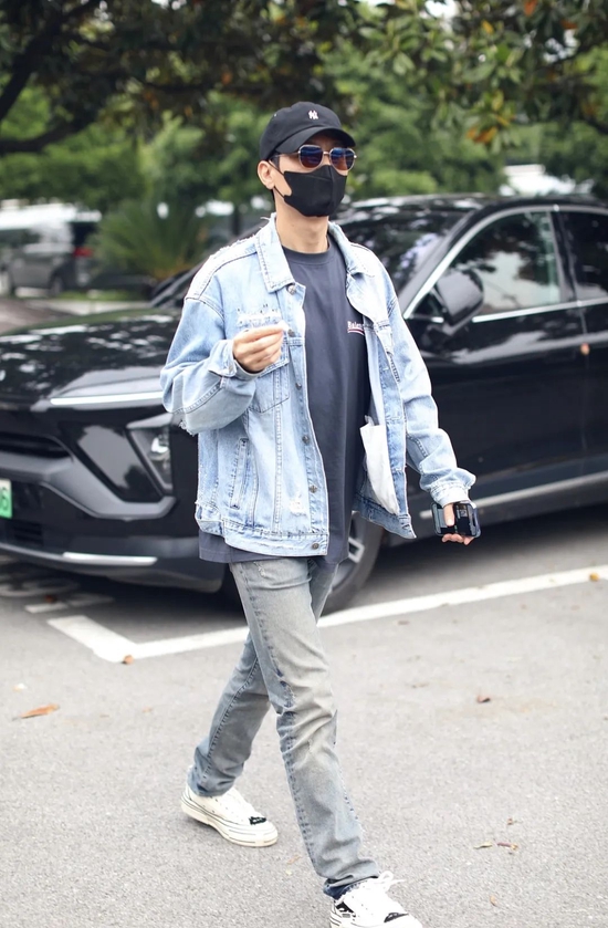 男星街拍东北男模武大靖帅气现身美队和安娜片场kiss