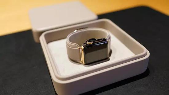 日本门店里仅存的 24K 纯金版 Apple Watch。