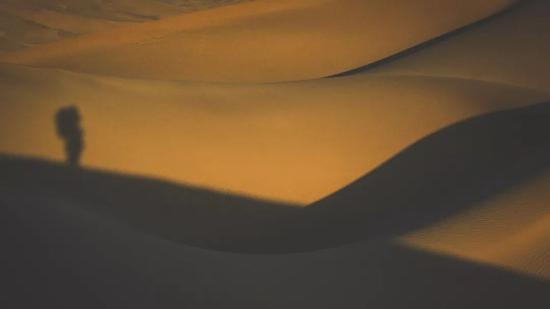 ▲亲自走进沙漠里，新疆之旅的最后一次探险