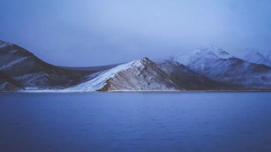 ▲雪后的喀拉库勒湖，魔幻的世界