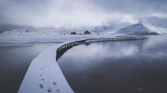 ▲大雪后的喀拉库勒湖，变成了白色仙境