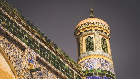 ▲喀什的香妃墓，精美的彩色瓷砖