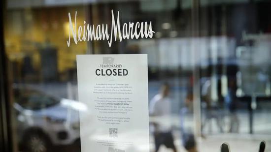 Neiman Marcus 部分店铺的玻璃门上已张贴了永久关闭的告示