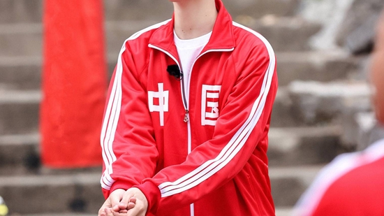 奥运冠军杨倩头戴的小黄鸭发卡,10分钟卖出上万个;吴京身穿「中国」