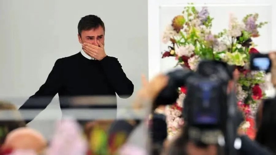 Raf Simons crying at the curtain call of JIL SANDER 2012 FW