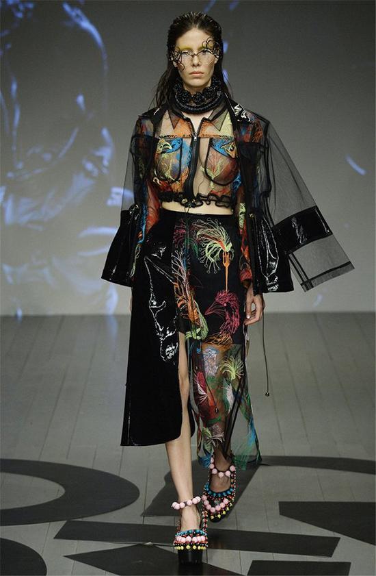 错过了伦敦时装周透明雨衣不要紧半透明薄纱或许更适合你