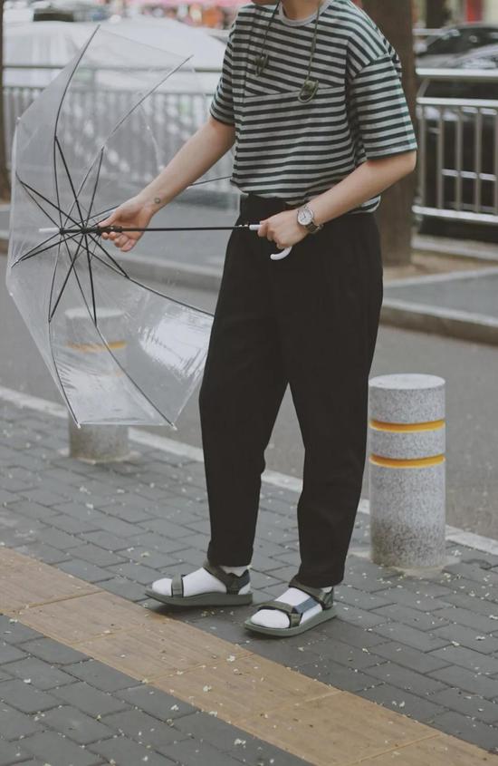 凉鞋配白袜究竟有多不入主流?