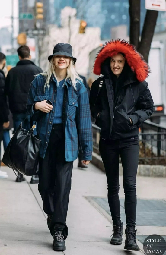 秋冬爆火的3款帽子 百搭时髦显脸小 秋冬 报童帽 搭配 新浪时尚 新浪网 秋冬爆火的3款帽子 百搭时髦显脸小 秋冬 报童帽 搭配 新浪时尚 新浪网