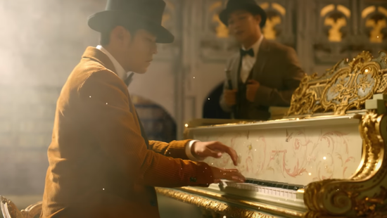 巴黎塞纳河畔的取景与钢琴弹奏《Secrets》一出 思绪瞬间回到青春期