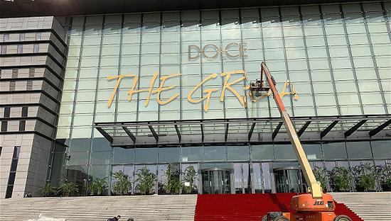 大秀次日，Dolce & Gabbana大秀标志开始拆除。图片来源：视觉中国