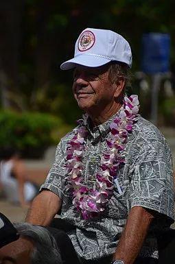 �同样号以2012年Aloha节省花车游行中穿着典型本地Aloha衫的男人,除非当夏威夷本地,Aloha衫才叫风加持而入选正装行列
