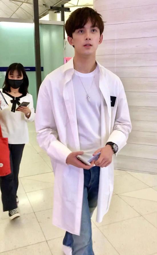 项链搭配千篇一律怎么办 来学学吴磊的实用技巧