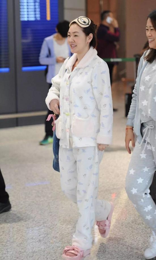 iu欧阳娜娜的睡衣穿搭在家办公也要美美哒