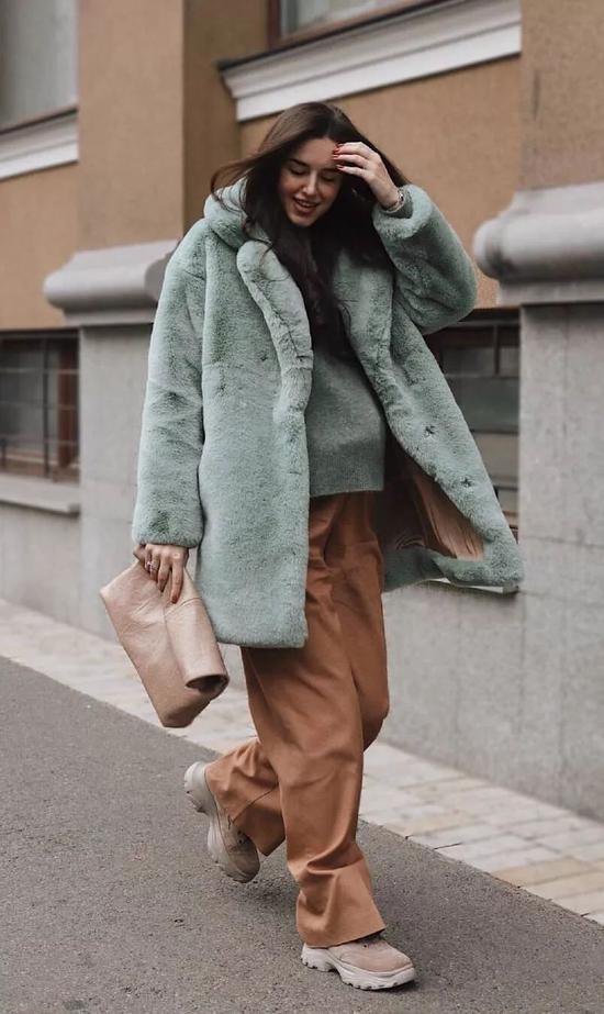 宋茜两年前的羊羔绒大衣现在拿出来还能稳赢angelababy