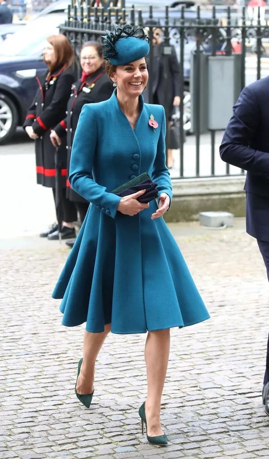身穿Catherine Walker外套连衣裙出席活动