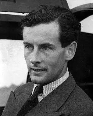 她爱上了一名大她16岁的有妇之夫——彼得·汤森,是一名侍卫官,曾是