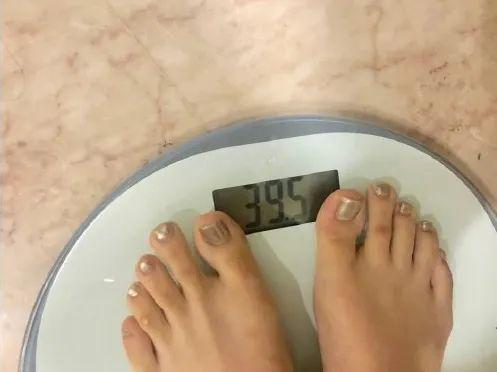 特别是她在剧里的小圆脸,贼可爱,这也导致我以为她的体重跟我差不多