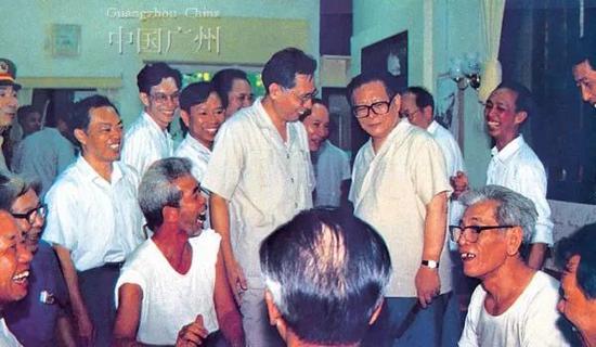 �1990年江泽民视察海珠区南华西街告老还乡工人的家