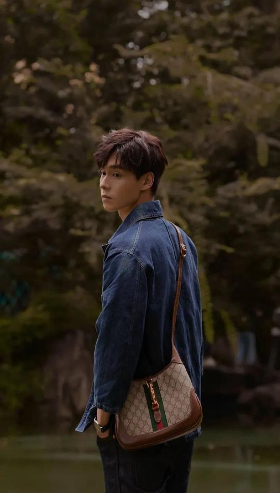 胸包品牌排行_女星还那么显嫩,超长拼接风衣搭配胸包,很有少女感