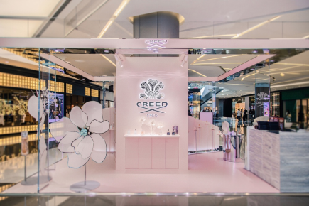 快闪店以淡粉色为主色调,营造优雅柔美的浪漫氛围,错