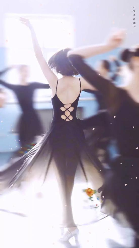 佟丽娅令人心动的背影从拒绝虎背开始